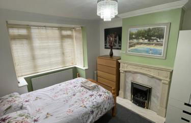 Lovely 4 bed house with patio & bbq - Photo 2