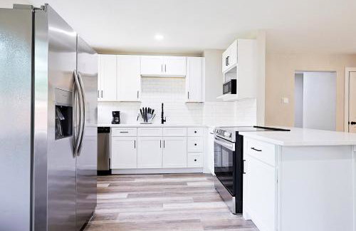 Luxury 4BR Retreat 10 Mins to Downtown & Lake - Photo 1