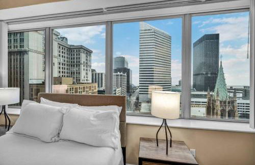 Luxury 13th Floor Condo: Downtown/ Parking 28 /Gym - Photo $