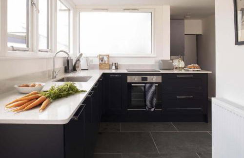 Gorgeous Cottage Parking Short Walk to Beach - Foto 6