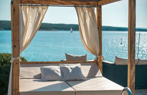 Apartments by the Beach with Pool and Lounge Beds - Miral Apartments - Foto 6