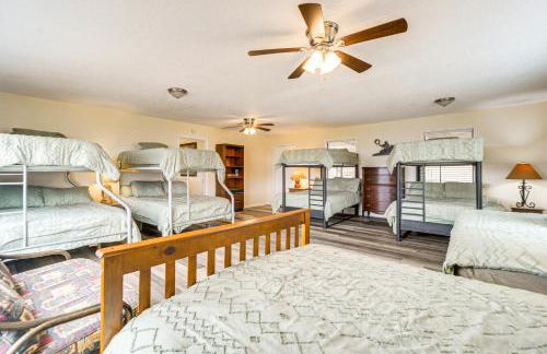 Group Getaway! Hill Country Basecamp with Trails - Foto 12