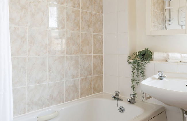 Sunny Seafront Chalet - Sleeps 6 - Photo 18