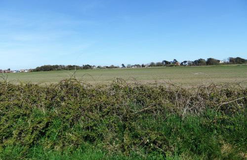 THE HIDEAWAY - LUXURY SELF CATERING COASTAL APARTMENT with PRIVATE ENTRANCE & KEY BOX ENTRY JUST A FEW MINUTES WALK TO THE BEACH, SOLENT WAY WALK, SHOPS and many EATERIES & BARS - FREE OFF ROAD PARKING,FULL KITCHEN, LOUNGE,BEDROOM , BATHROOM & WI-FI - Foto 60