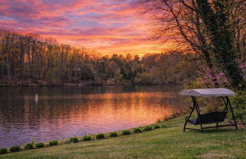 Lakefront Home with Deck Views and Screened Porch - King beds - Game Room - for HPU, Furniture Market - Foto 4