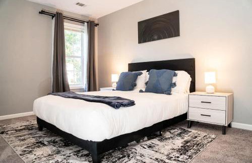 Spacious Vaulted 4BR Family Home Near Mall of GA Sleeps 12 - Foto 24