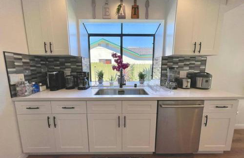 New Charming Spacious Disneyland Pool Home - Photo 42