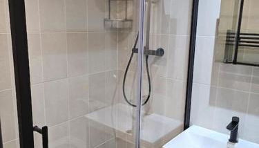 Spacious and Modern Two Bedroom Two Bathroom Flat with Secure Parking - Foto 5