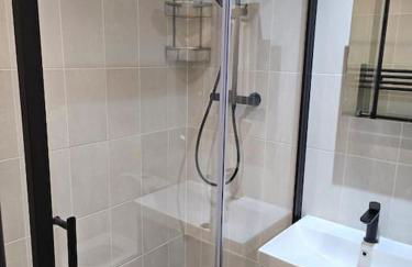 Spacious and Modern Two Bedroom Two Bathroom Flat with Secure Parking - Foto 5