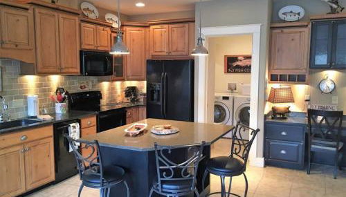 Riverfront condo with balcony, king bed STR#267 - Photo 3