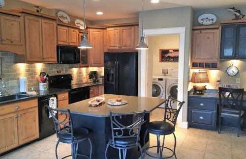 Riverfront condo with balcony, king bed STR#267 - Photo 3