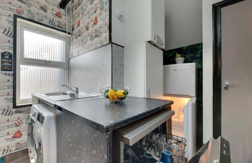 Newcastle CITY APT5,FREE STREET PARKING,4 BEDROOM HOUSE WITH 2 FULL BATHROOM AND KITCHEN,ALL ROOMS WITH TVs,7 BEDS,NETFLIX - Photo 20