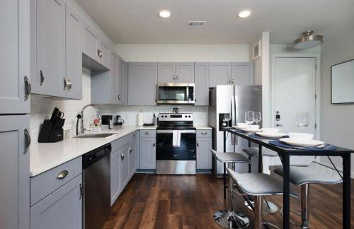 Modern 2BR Retreat- Prkng,Near Rvrwlk & Conv Ctr - Foto 61
