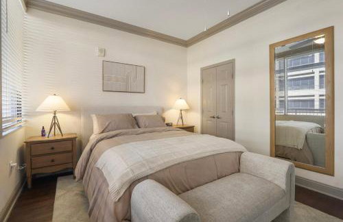 Luxury 1BR Resort Stay with WiFi, Pool, and Desk near Med Center and NRG - Foto 11