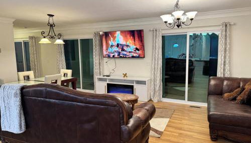 Lake Lanier 3BR Cozy Retreat with Screened Porch, Deck and Dock - Photo 4