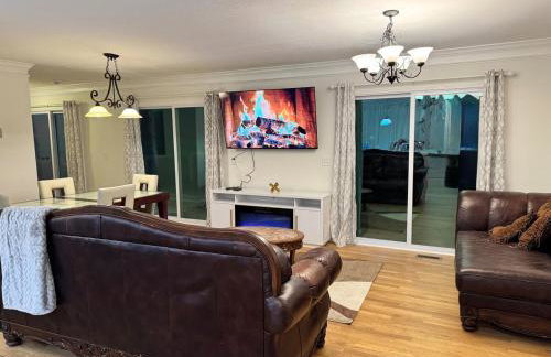 Lake Lanier 3BR Cozy Retreat with Screened Porch, Deck and Dock - Foto 4