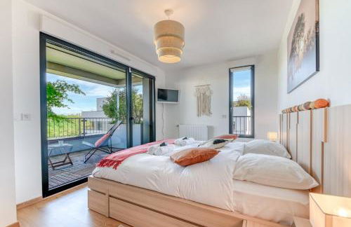 GuestReady - Chic Stay with Jacuzzi and Parking - Photo 9