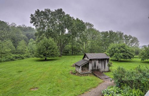 Timeless Winesburg Farmhouse with Deck - Foto 33