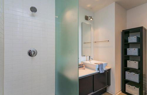 Mid Century Modern Downtown Condo | 30+ Night Min - Foto 42