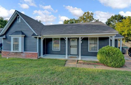 Glamorous 3BR 2BA house w/ large fenced backyard - Foto 29