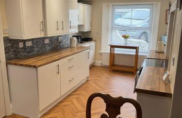 Spacious, sleeps 7, 2 baths, Central Saltash - Photo 15