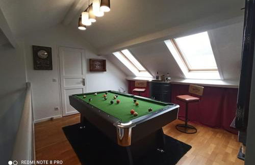 Charmante maison avec piscine chauffée, salle de cinéma et bar - Foto 11