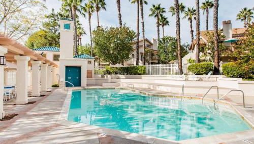 Glamorous Regal Design Home with Private Patio and Garage - Foto 3