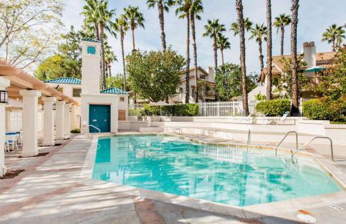 Glamorous Regal Design Home with Private Patio and Garage - Foto 3