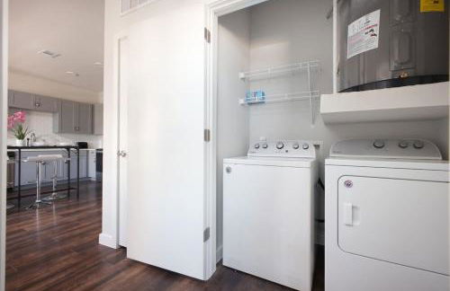 Stylish 2BR w Pool,Gym,Prking-Near Rvrwalk & Dome - Foto 16