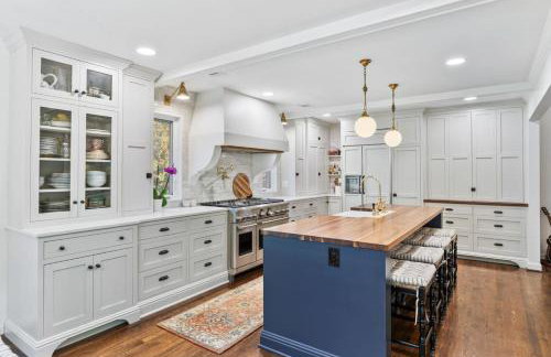 Updated and Spacious Home with Huge Yard Office and Decks - Foto 19