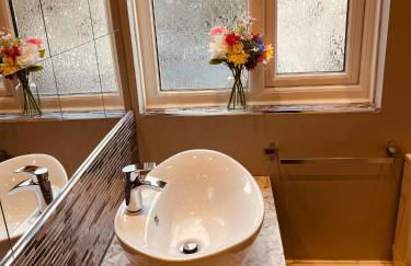 Spacious 5 Bedroom Home in Central Kidderminster with Private Parking and Electric Vehicle Facilities, Easy Access to Birmingham and Nearby Towns - Foto 21