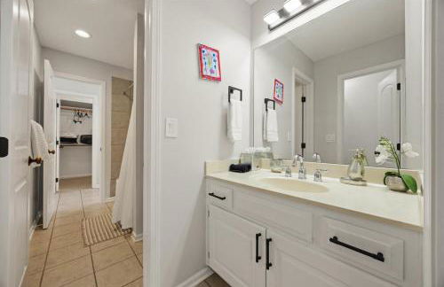 Beautiful relaxing private villa next to a pond smart home and Traeger Grill - Foto 19