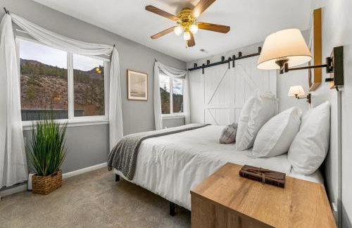 Cozy Riverfront Cabin with Fireplace & Deck - Foto 27