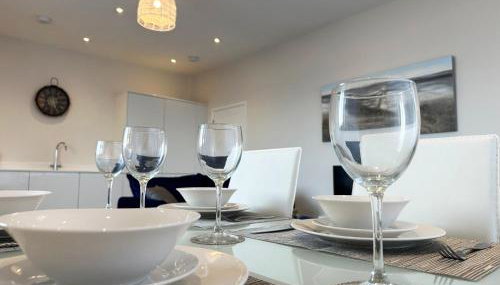 Beachfront Bliss Apartment - Near Hythe - On Beach Seafront - Private Parking - Photo 5