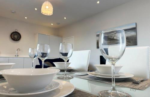 Beachfront Bliss Apartment - Near Hythe - On Beach Seafront - Private Parking - Photo 5