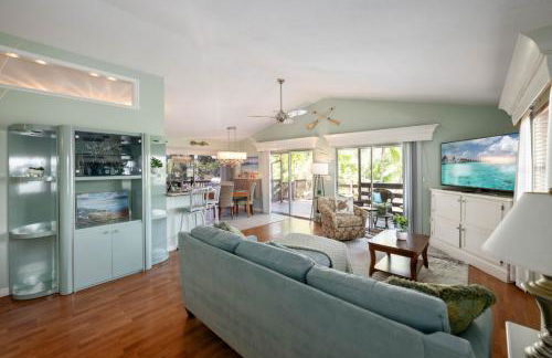 Gulf Access Waterfront Oasis with Heated Pool! Near Beach & Mercato! - Foto 40