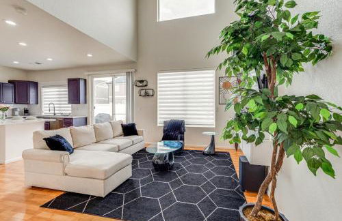 6 Mi to DIA Denver Home with Fenced Yard and Fire Pit - Foto 1