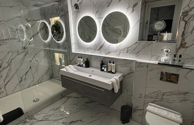 Sheffield-apartment-sleeps4-parking-hottub - Photo 10