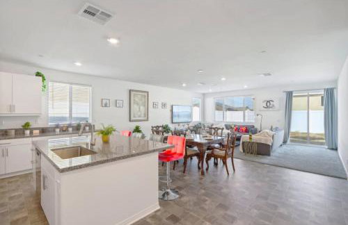 Entire Private Home with 4 Bedrooms 2 Bathrooms, Mountain Edge, New House, Ranch, Gated Yard, Available Now - Foto 22