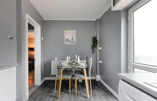 Comfy stays, Rotherham for contractors & Families, spacious, conservatory, free parking, wifi, 3BDR - Foto 58