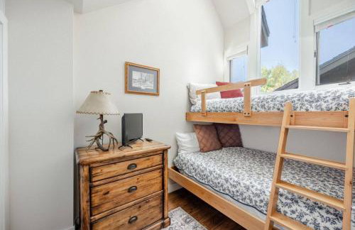 Bright and Cozy Getaway - Photo 16