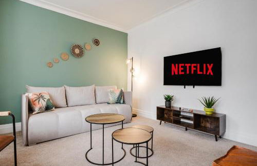 Bright 4BR Home with Garden with Free Parking and Sleeps up to 9 - Foto 30