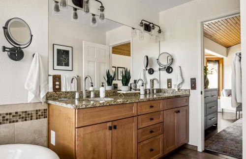 Hot Tub - Scenic Views - Spacious Deck - Game Room - Foto 31