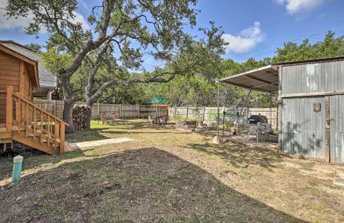 Couples Cabin with Luxury Deck, 1 Mi to Canyon Lake! - Foto 20