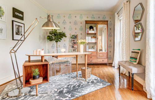 4,100-Sq-Ft Gem with Pool Table and Yard in Raleigh - Foto 10