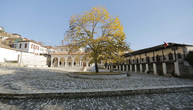 Visite dans Berat avec billets - Photo 2, Vous explorerez les rues de Berat