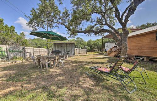 Couples Cabin with Luxury Deck, 1 Mi to Canyon Lake! - Foto 22