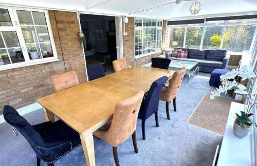 Kennedy Villa - 5 Bedroom House with Hot Tub, WiFi, Free parkings, Close to Bicester Village - Foto 2