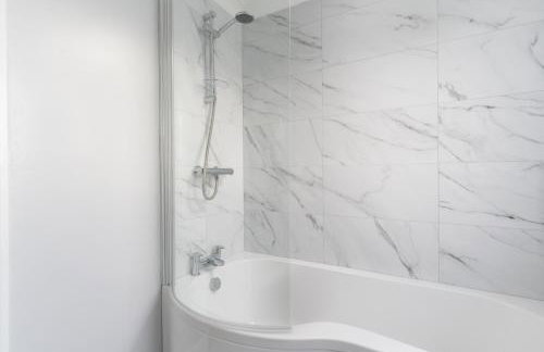 Large newly refurbished modern house, part sea views, south facing garden, parking - Photo 16