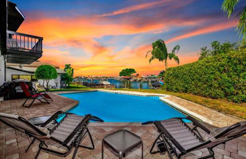 Clearwater Beach Waterfront Modern Villa 4BD 2BIG OPEN LOFT 4BT with Pool Boat Deck Sleep 15 - Foto 1